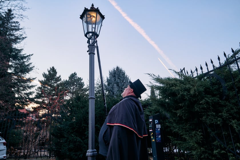 Wrocławski latarnik zapala latarnie gazowe na Ostrowie Tumskim - grudzień 2024