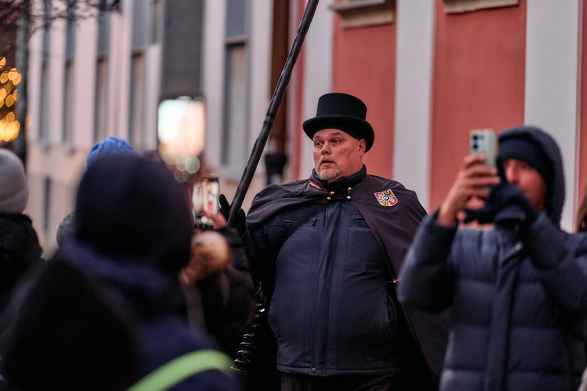 Wrocławski latarnik zapala latarnie gazowe na Ostrowie Tumskim - grudzień 2024