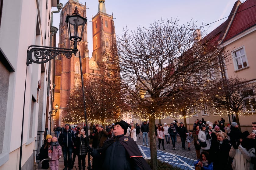 Wrocławski latarnik zapala latarnie gazowe na Ostrowie Tumskim - grudzień 2024