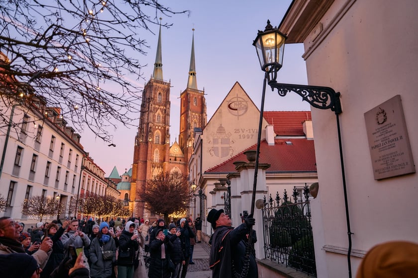 Wrocławski latarnik zapala latarnie gazowe na Ostrowie Tumskim - grudzień 2024