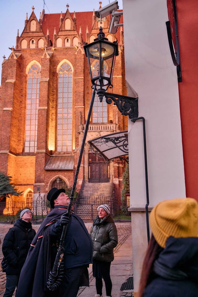 Wrocławski latarnik zapala latarnie gazowe na Ostrowie Tumskim - grudzień 2024