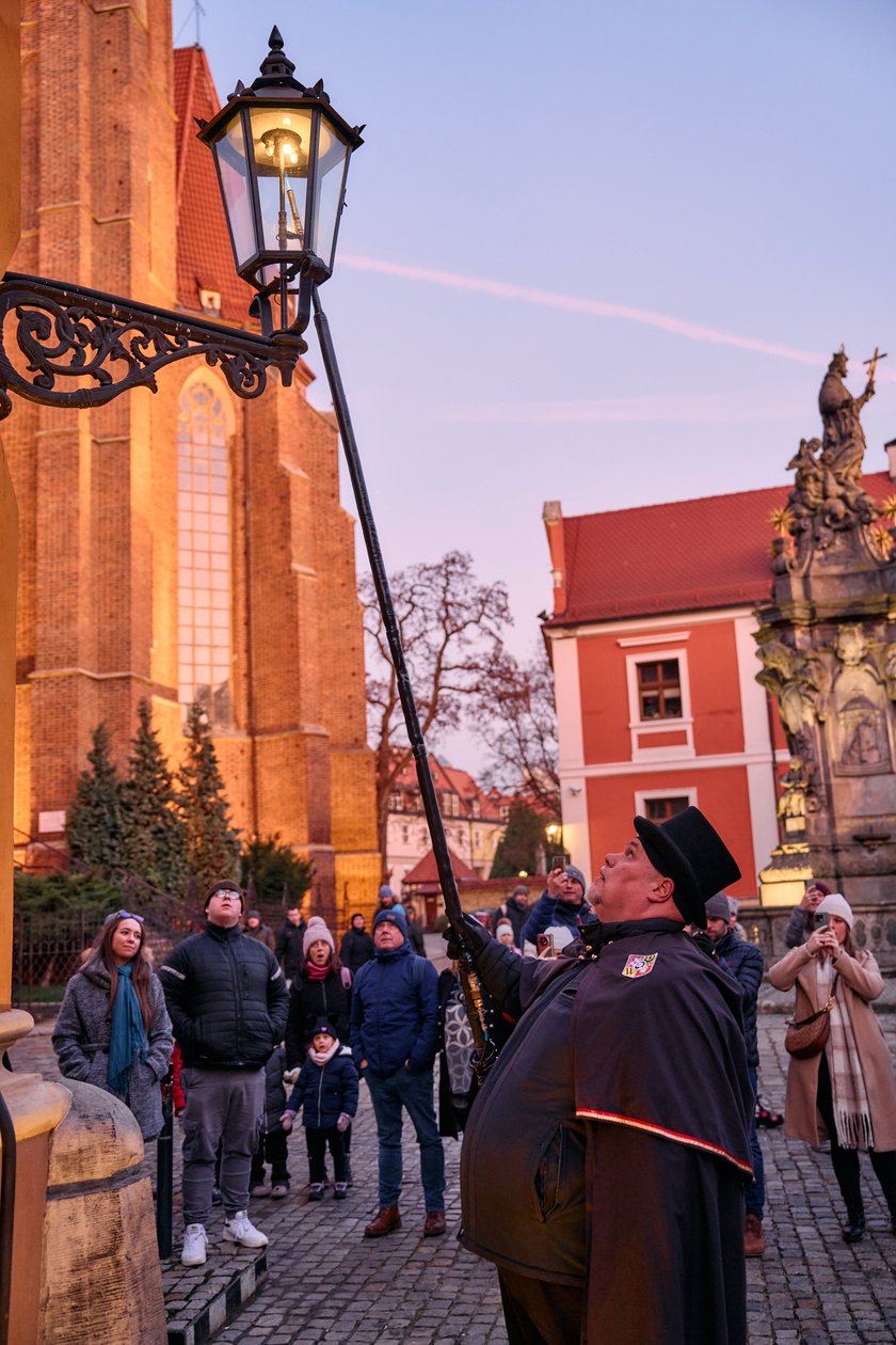 Wrocławski latarnik zapala latarnie gazowe na Ostrowie Tumskim - grudzień 2024