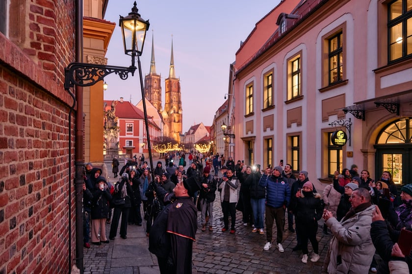 Wrocławski latarnik zapala latarnie gazowe na Ostrowie Tumskim - grudzień 2024