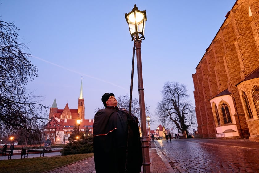 Wrocławski latarnik zapala latarnie gazowe na Ostrowie Tumskim - grudzień 2024