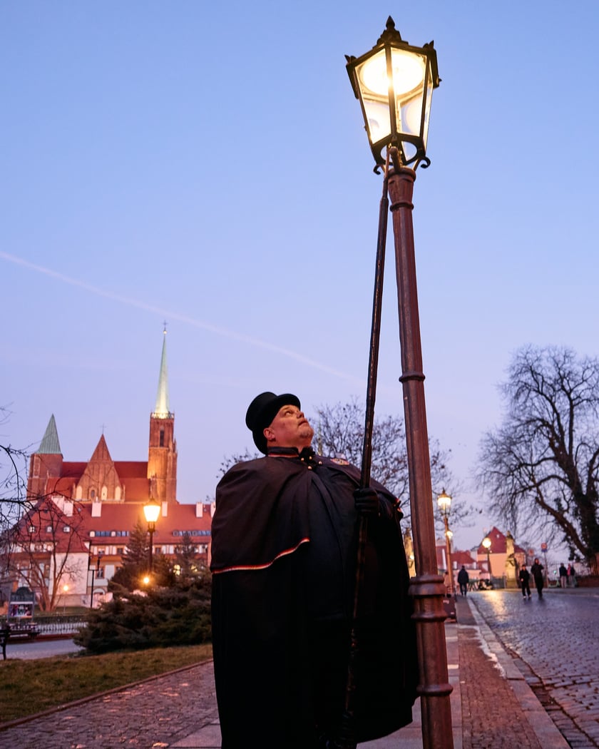 Wrocławski latarnik zapala latarnie gazowe na Ostrowie Tumskim - grudzień 2024