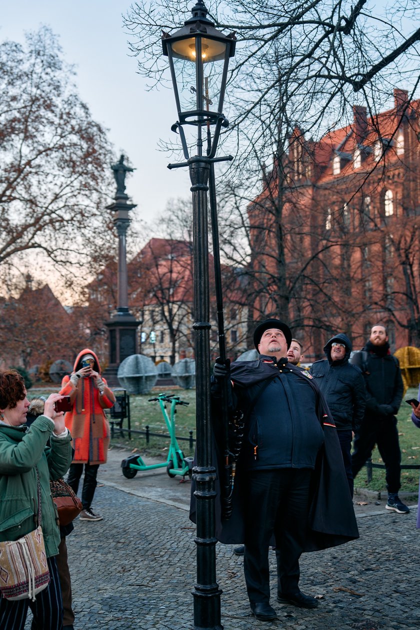 Wrocławski latarnik zapala latarnie gazowe na Ostrowie Tumskim - grudzień 2024