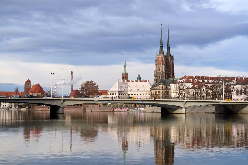 Zimowy rejs po Odrze. Miasto wygląda pięknie, zupełnie inaczej niż latem.