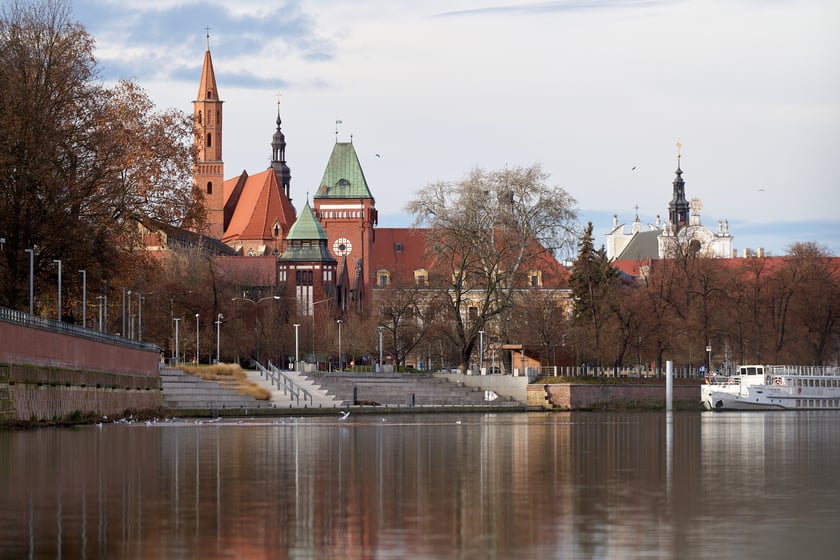Zimowy rejs po Odrze. Miasto wygląda pięknie, zupełnie inaczej niż latem.
