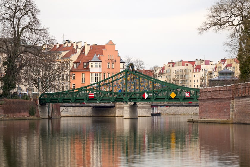 Zimowy rejs po Odrze. Miasto wygląda pięknie, zupełnie inaczej niż latem.