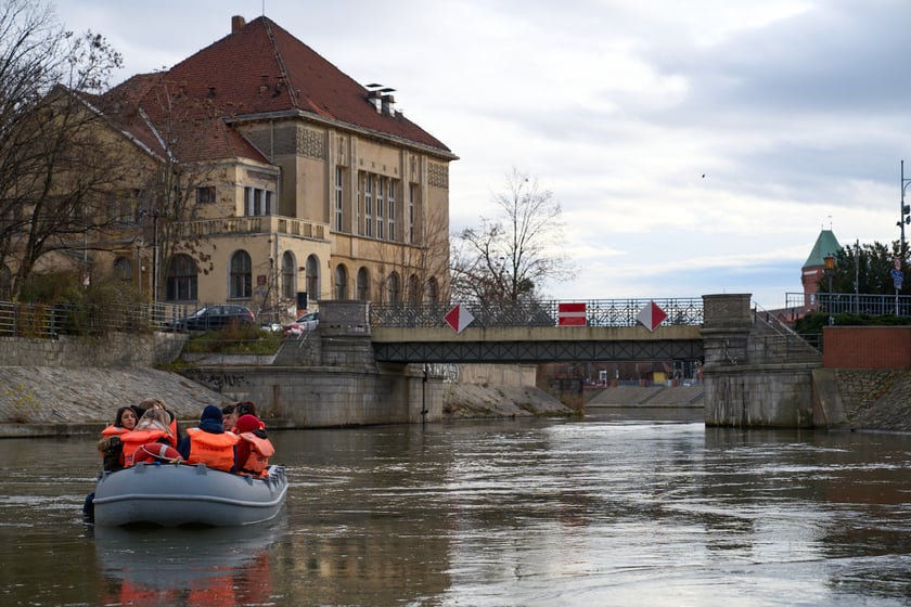 Zimowy rejs po Odrze. Miasto wygląda pięknie, zupełnie inaczej niż latem.