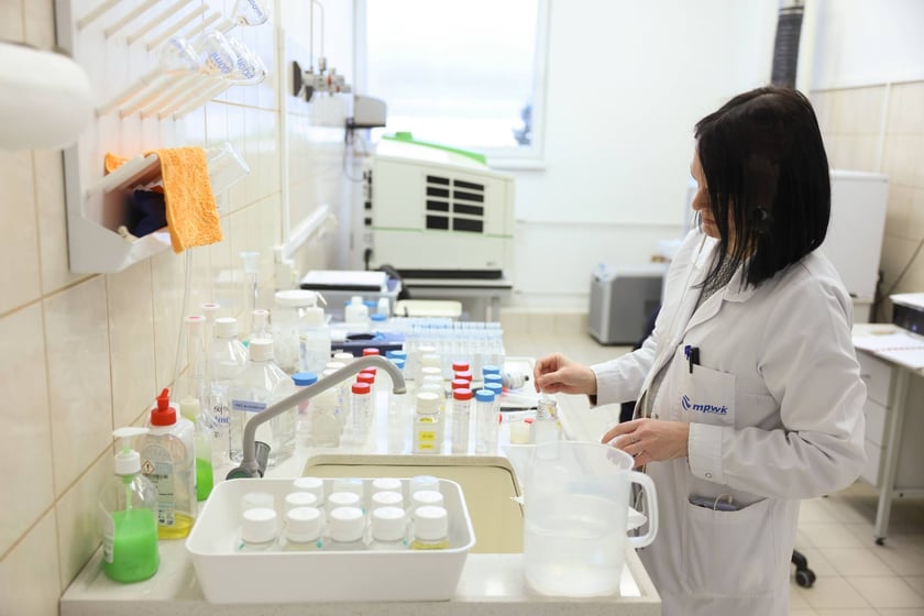 Woda we wrocławskim MPWiK przechodzi szereg chemicznych, fizycznych i mikrobiologicznych test&oacute;w.