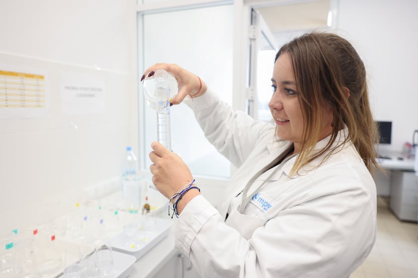 Woda we wrocławskim MPWiK przechodzi szereg chemicznych, fizycznych i mikrobiologicznych test&oacute;w.