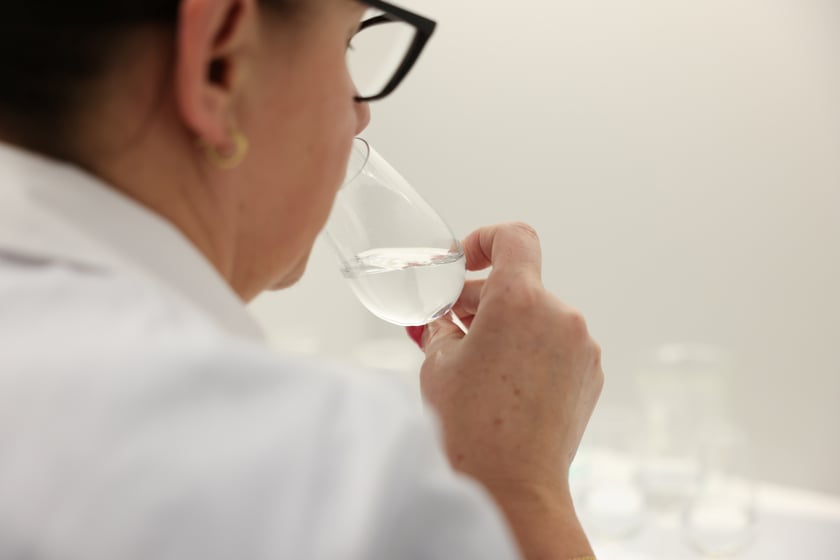 Analitycy sensoryczni jak hydro-sommelierzy testują wodę dla wrocławian. Taki proces odbywa się codzinnie.