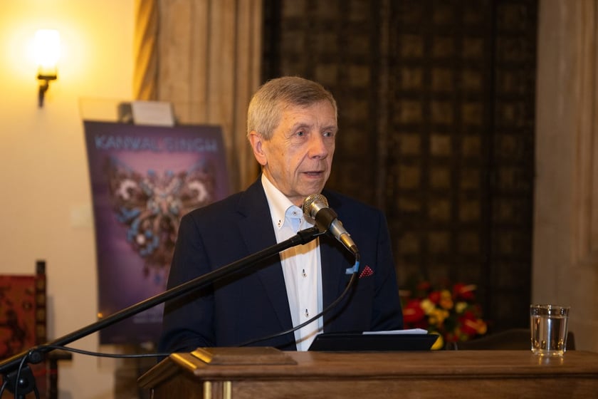 Premiera książki „Urządzamy Wrocław na nowo. Rada Miejska Wrocławia 1990-1994”. Jerzy Skoczylas, artysta kabaretowy, były radny, prowadził uroczystość