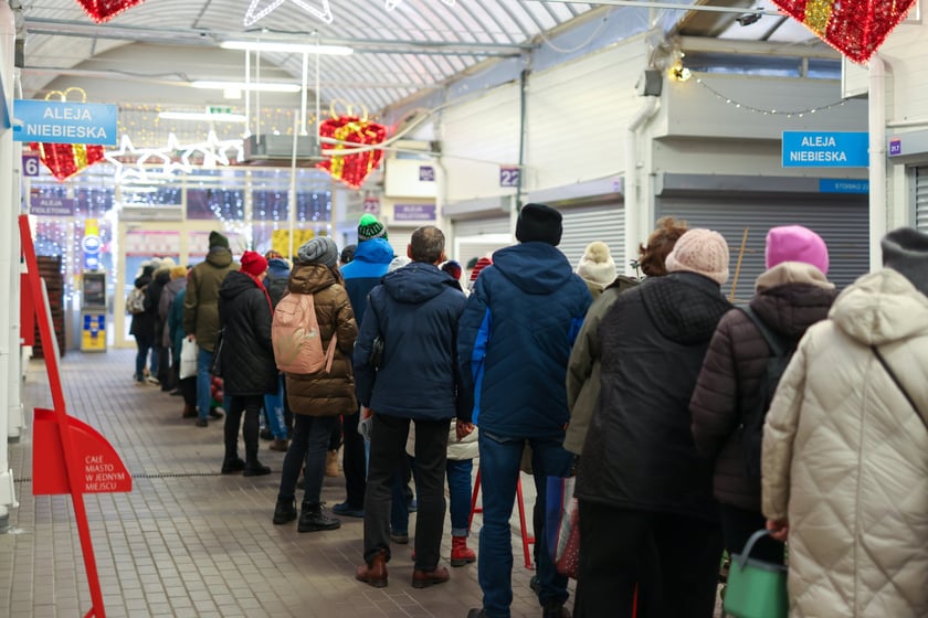 Rozdawanie pojemników na bioodpady w Pasażu Zielińskiego