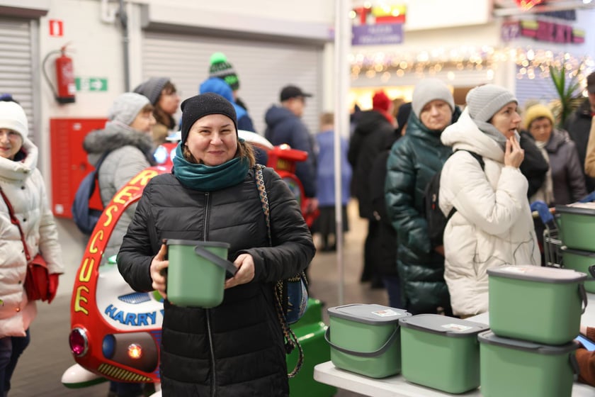 Rozdawanie pojemników na bioodpady w Pasażu Zielińskiego