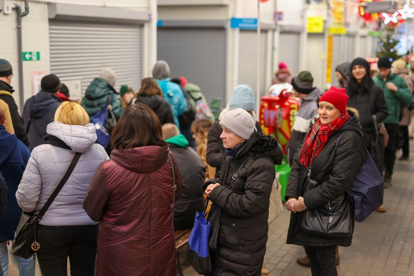 Rozdawanie pojemników na bioodpady w Pasażu Zielińskiego