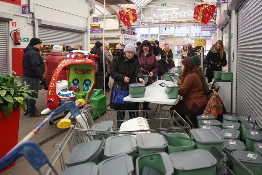 Rozdawanie pojemników na bioodpady w Pasażu Zielińskiego