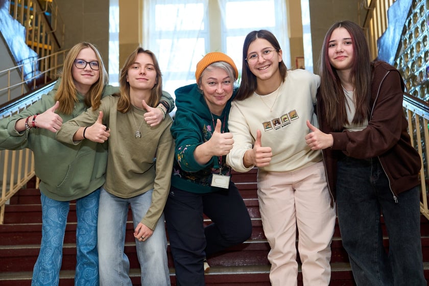 Wolontariuszki, które wraz z dwiema innymi osobami  polecą do Gambii oraz Edyta Morska, nauczycielka języka polskiego w XII LO i koordynatorka projektu
