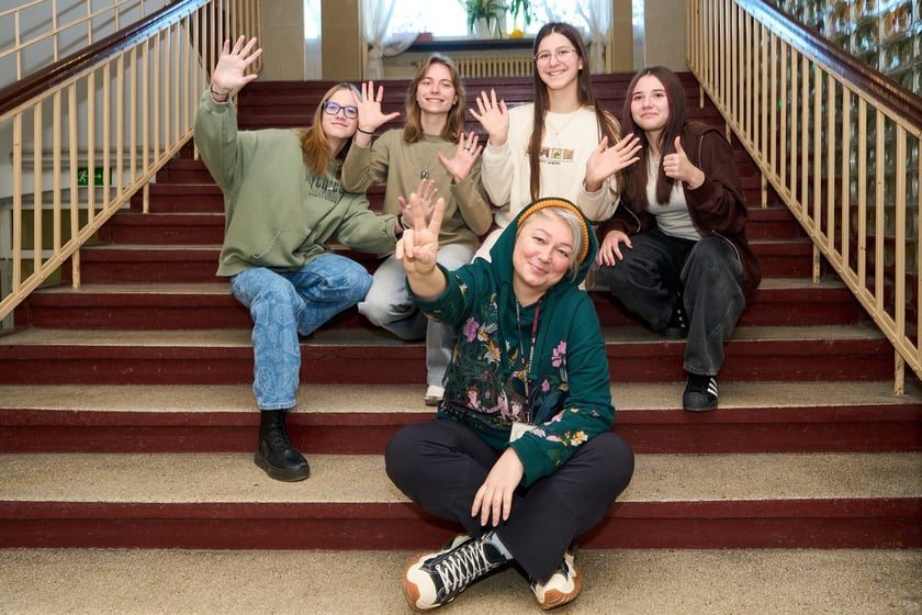 Wolontariuszki, które wraz z dwiema innymi osobami  polecą do Gambii oraz Edyta Morska, nauczycielka języka polskiego w XII LO i koordynatorka projektu
