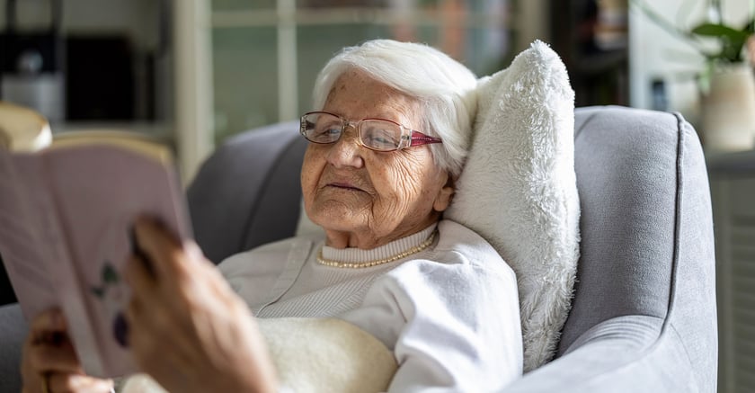 Renta wdowia 2025.&nbsp;Najczęstsze powody odmowy przyznania renty
Inny błąd w wypełnianiu wniosku, na kt&oacute;ry zwracają uwagę pracownicy ZUS to w rubryce na stronie 3 - w pozycji oświadczenie wnioskodawcy &ndash; &bdquo;mam przyznane inne świadczenie lub mam złożony wniosek o inne świadczenie i oczekuję na decyzję w tej sprawie&rdquo; - klienci najczęściej pomijają udzielenie odpowiedzi na to pytanie dotyczące zagranicznych instytucji i zostawiają te pozycje puste.
- Takie wypełnienie formularza ERWD spowoduje konieczność przeprowadzania postępowania wyjaśniającego, co może wydłużyć przyznanie świadczenia &ndash; podkreśla Iwona Kowalska-Matis.
&nbsp;
Kolejna ważna informacja, w kt&oacute;rą klient powinien się wyposażyć wypełniając wniosek o rentę wdowią to numer rachunku bankowego, na jaki ma być wpłacane świadczenie. To ważna rubryka, kt&oacute;rej nie powinno się pomijać. Dlatego w tym miejscu r&oacute;wnież należy uzupełnić rubrykę o numer konta bankowego.