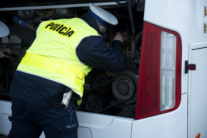 Kontrola autokaru, którym uczniowie SP nr 50 wyjeżdżali do Zakopanego na białą szkołę