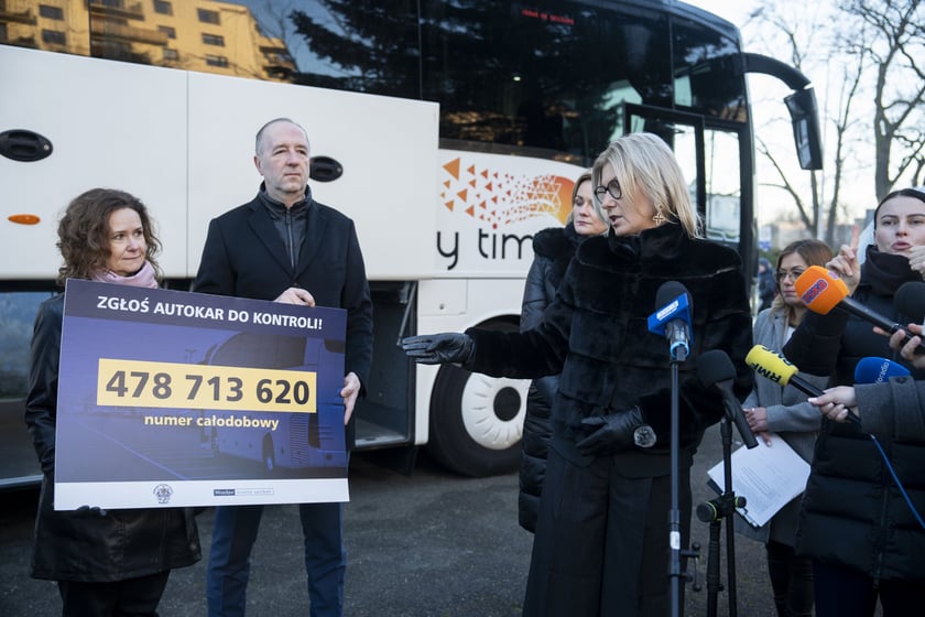 Wiceprezydent Wrocławia Renata Granowska zachęca, aby dzwonić pod numer telefonu 478-713-620 i z wyprzedzeniem zgłaszać autokary do kontroli przed wyjazdem dzieci na ferie, obozy i inne wycieczki&nbsp;