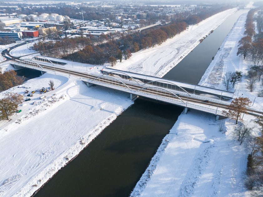Stare i nowe mosty Chrobrego we Wrocławiu w styczniu 2025