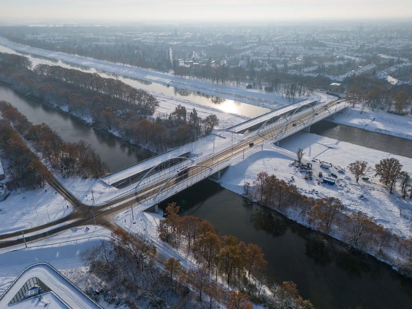 Stare i nowe mosty Chrobrego we Wrocławiu w styczniu 2025