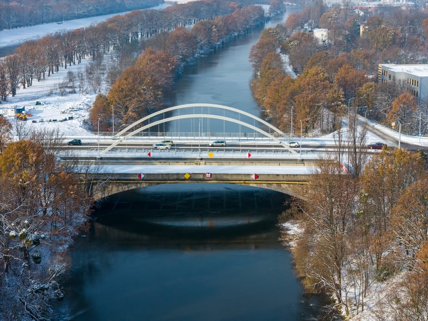 Stare i nowe mosty Chrobrego we Wrocławiu w styczniu 2025