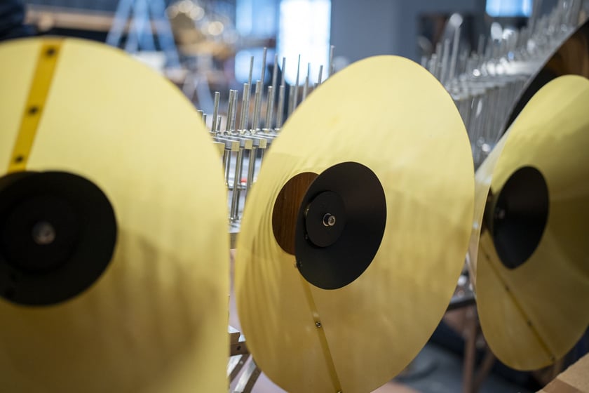 Instrument przypominający eufon Chladniego wykonany przez Pawła Romańczuka