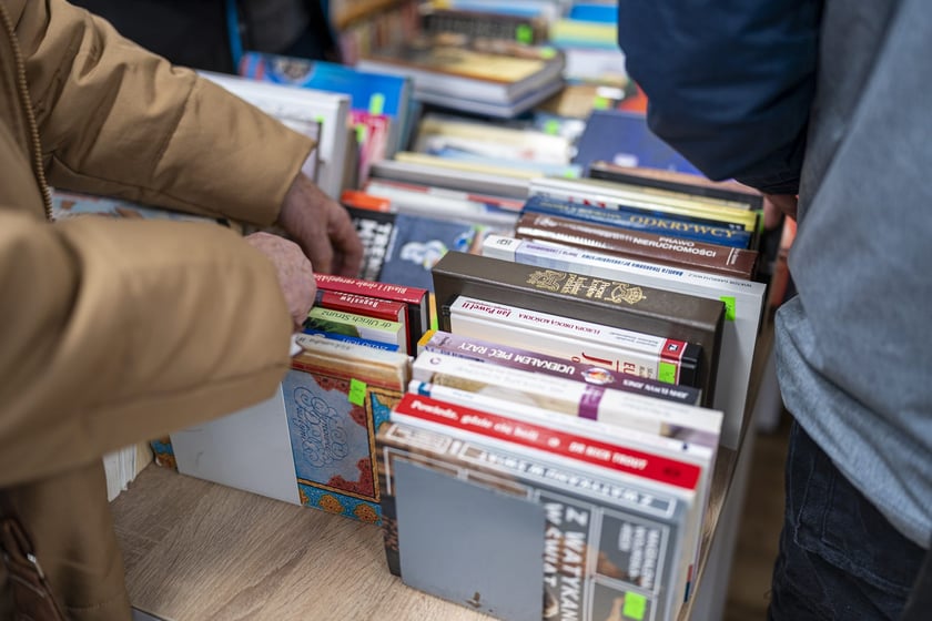 Kiermasz książek w bibliotece przy ul. Szewskiej 78 we Wrocławiu