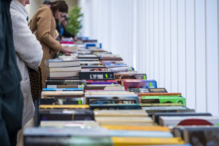 Kiermasz książek w bibliotece przy ul. Szewskiej 78 we Wrocławiu