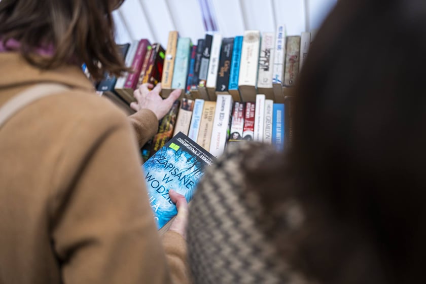 Kiermasz książek w bibliotece przy ul. Szewskiej 78 we Wrocławiu