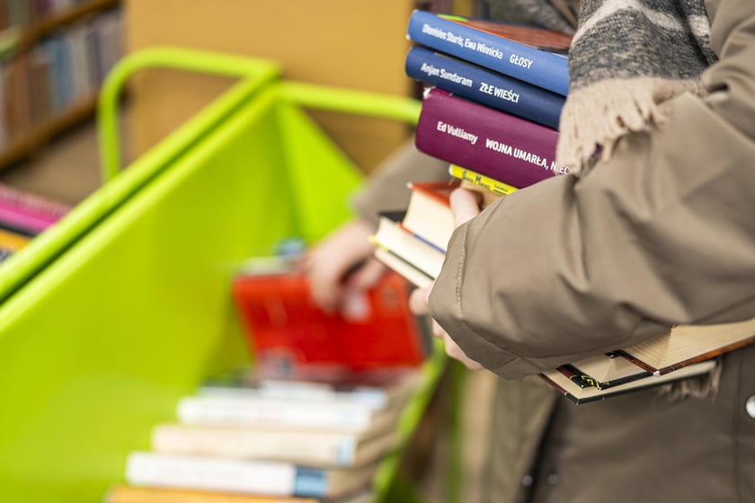 Kiermasz książek w bibliotece przy ul. Szewskiej 78 we Wrocławiu