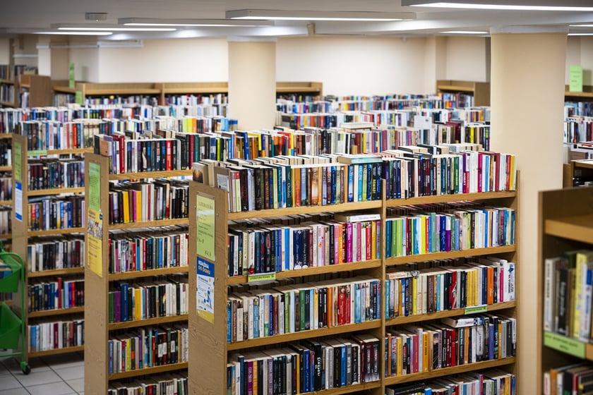 Kiermasz książek w bibliotece przy ul. Szewskiej 78 we Wrocławiu