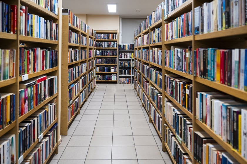 Kiermasz książek w bibliotece przy ul. Szewskiej 78 we Wrocławiu