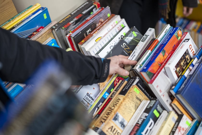 Kiermasz książek w bibliotece przy ul. Szewskiej 78 we Wrocławiu