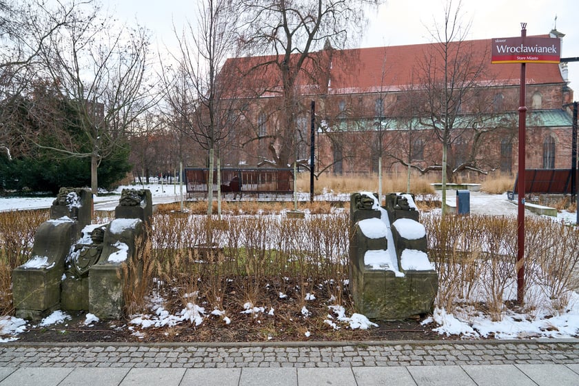 Te kamienie nie są sztuką wsp&oacute;łczesną, a fragmentami dom&oacute;w mieszkalnych. Możemy znaleźc je na skwerze Wrocławianek