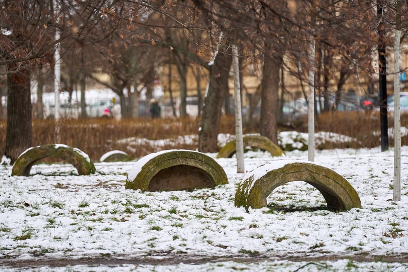 Te kamienie nie są sztuką wsp&oacute;łczesną, a fragmentami dom&oacute;w mieszkalnych. Możemy znaleźc je na skwerze Wrocławianek
