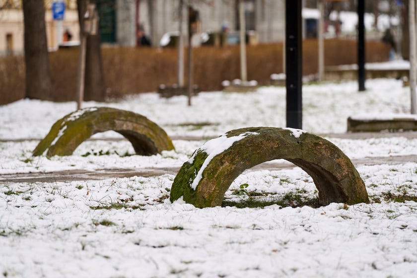 Te kamienie nie są sztuką wsp&oacute;łczesną, a fragmentami dom&oacute;w mieszkalnych. Możemy znaleźc je na skwerze Wrocławianek