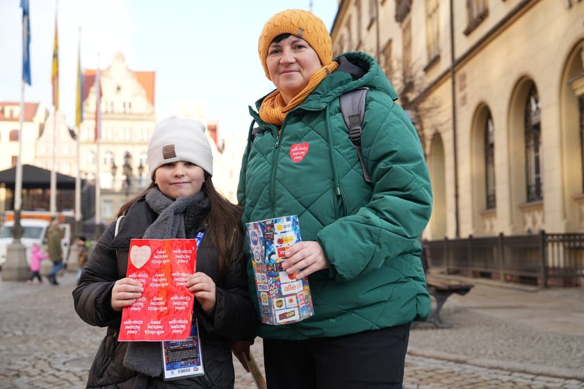 Finał WOŚP 2025 we Wrocławiu. Wolontariuszki z puszkami