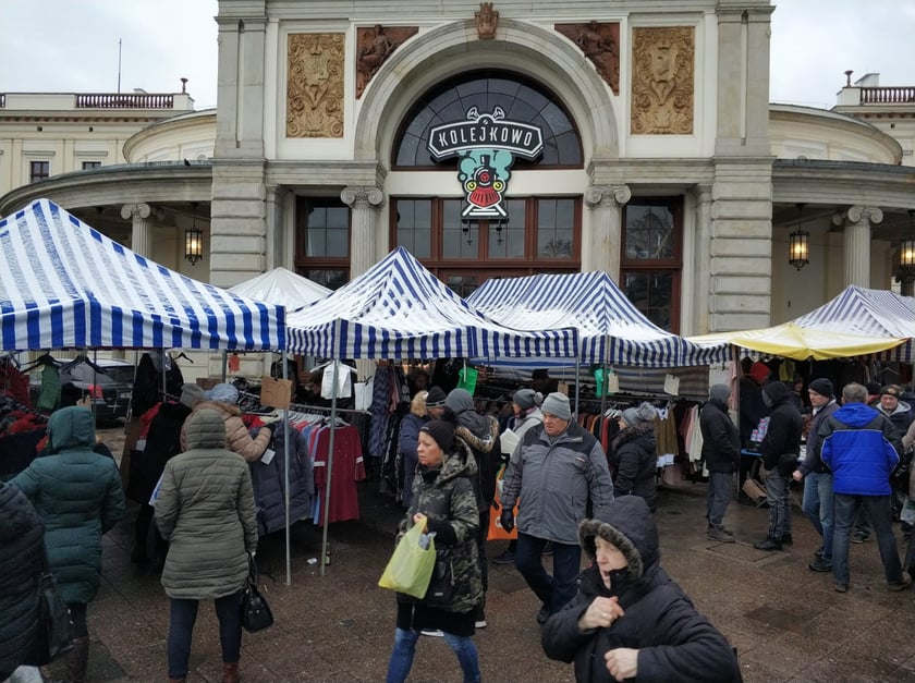 Targowisko przy "Kolejkowie" przy Dworcu Świebodzkim&nbsp;