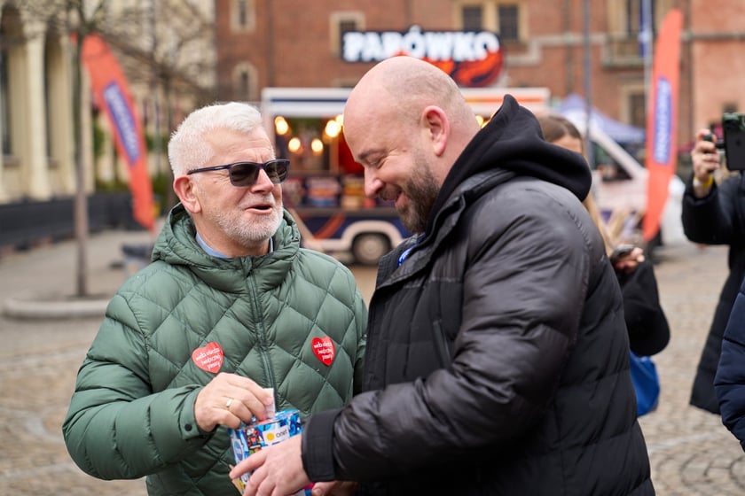 Prezydent Wrocławia Jacek Sutryk kwestuje podczas WOŚP