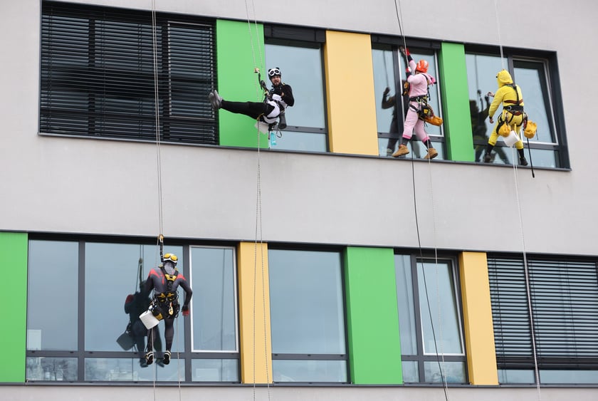 Alpiniści przebrani za superbohater&oacute;w odwiedzili dzieci ze szpitala