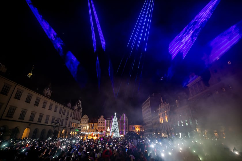 Światełko do nieba 2025 na wrocławskim Rynku - to pierwszy raz, gdy niebo nad miastem rozświetliły lasery