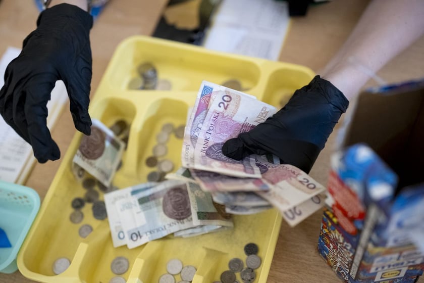 Liczenie pieniędzy w sztabach WOŚP we Wrocławiu