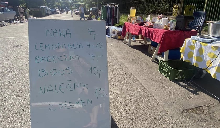 Stoiska podczas pchlego targu na ul. Kasztanowej we Wrocławiu