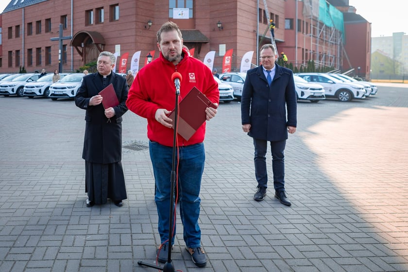 Poświęcenie aut dla pielęgniarek Hospicjum Domowego Caritas Archidiecezji Wrocławskiej