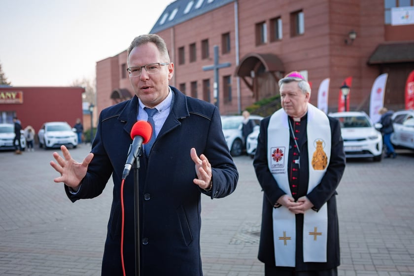 Poświęcenie aut dla pielęgniarek Hospicjum Domowego Caritas Archidiecezji Wrocławskiej
